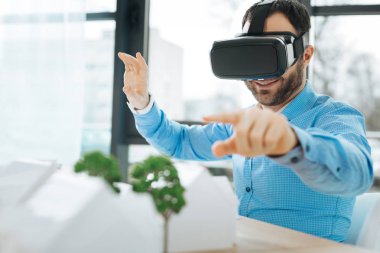 Mimar Vr kulaklık ev modelleri işaret gülümseyen