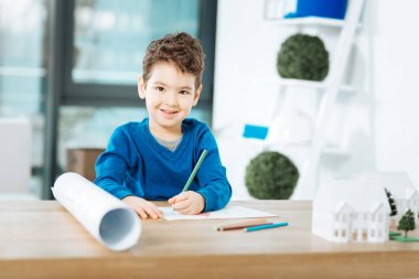 Ofiste bir resim çizim boy gülümseyerek