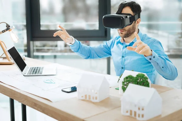 Bristled architect testing his new VR headset — Stock Photo, Image