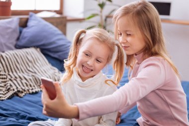 Selfies alma ve önüne gelenle gülen kızlar