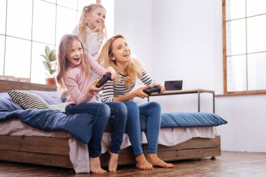 Coşkulu little sisters anneleri ile oynamak