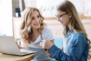 Notlar gülümseyen uzun saçlı kız