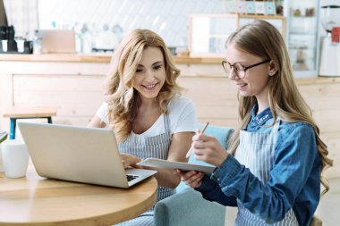 Özenli anne kızına dinleme