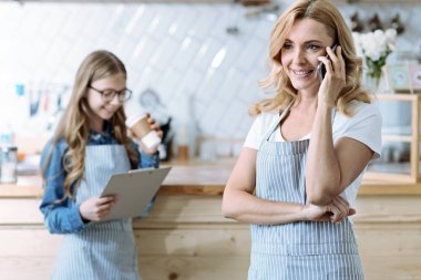 Meşgul kadın dostu konuşmayı