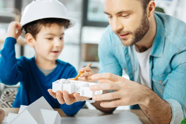Piacevole padre e figlio esaminando layout casa 3D — Foto Stock