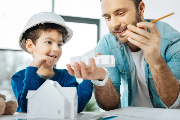 Pai e filho alegres olhando para os resultados da impressão 3D — Fotografia de Stock