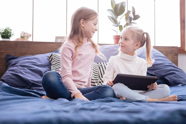 Alegre joven hermanas mirando el uno al otro — Foto de Stock