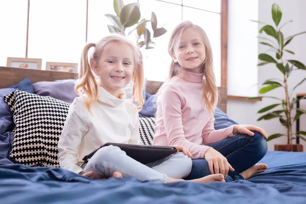 Glada unga tjejer spelar tillsammans — Stockfoto