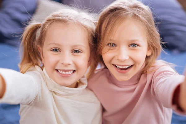 Słodkie blond siostry szczęśliwy śmiech — Zdjęcie stockowe