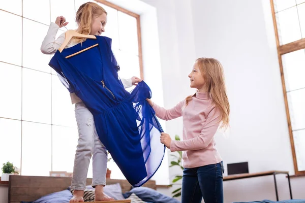 Hermanas alegres jugando con su vestido de mamás —  Fotos de Stock