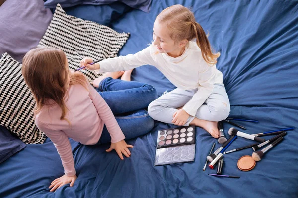 Geïnspireerd zusters spelen een make-up artiest — Stockfoto