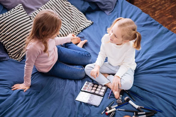 Glückliche Schwestern spielen eine Make-up-Designerin — Stockfoto