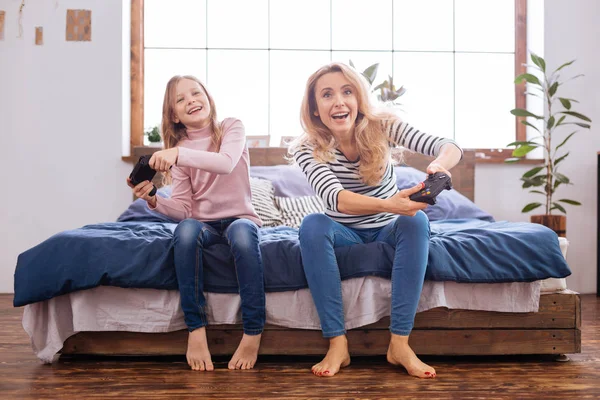 Sonriente chica pasando tiempo con su mamá — Foto de Stock