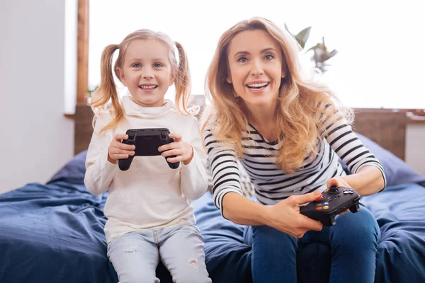 Inspirado menina brincando com sua múmia — Fotografia de Stock