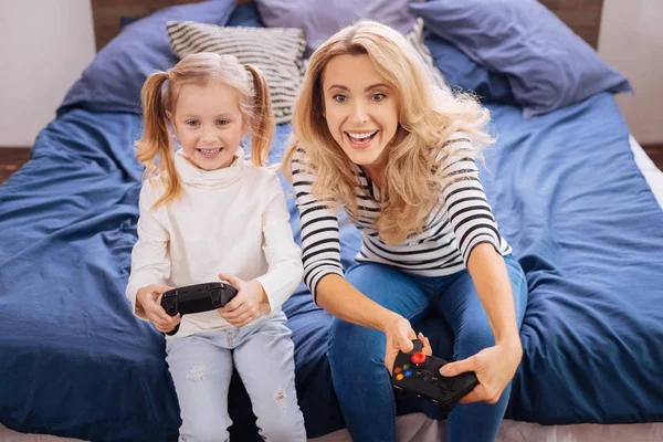 Alegre niña jugando con su momia — Foto de Stock