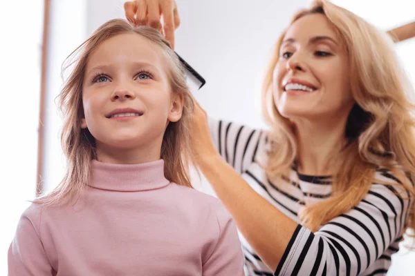 Madre cariñosa peinando el pelo de sus hijas —  Fotos de Stock