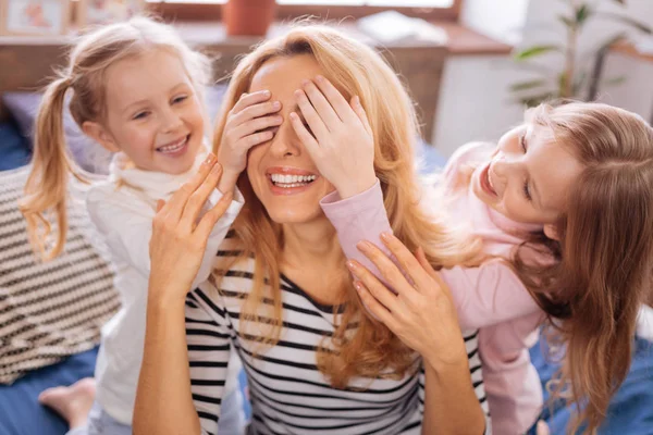 Niños felices cerrando los ojos de sus madres —  Fotos de Stock