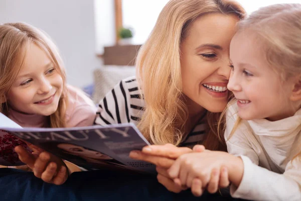 Feliz mamá besando a uno de sus hijos —  Fotos de Stock