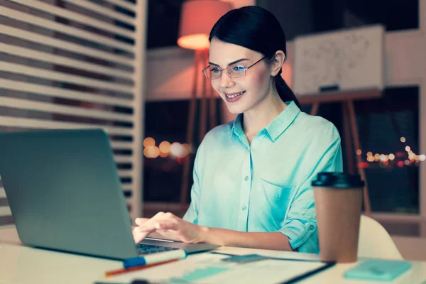 Affascinante giovane donna che rimane fino a tardi al lavoro — Foto Stock