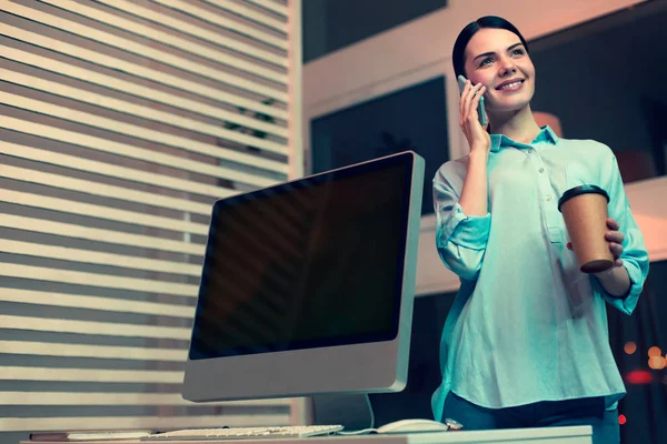 Okouzlující žena mluví po telefonu a kávy — Stock fotografie