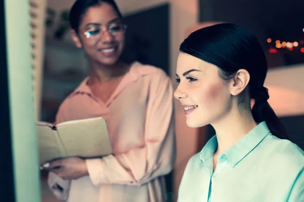 Beautiful woman showing her work to boss — Stock Photo, Image