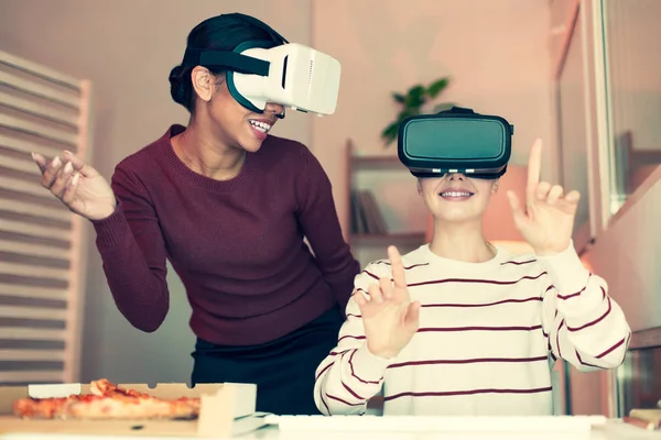 Två bästa vänner som spelar med Vr headset hemma — Stockfoto