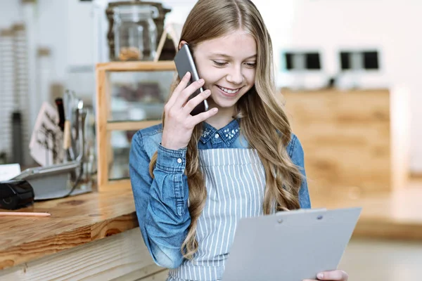 Vonzó lány a rendelés telefonon — Stock Fotó