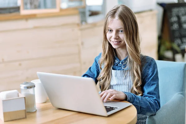 Uppmärksamma kvinnliga person som arbetar med dator — Stockfoto