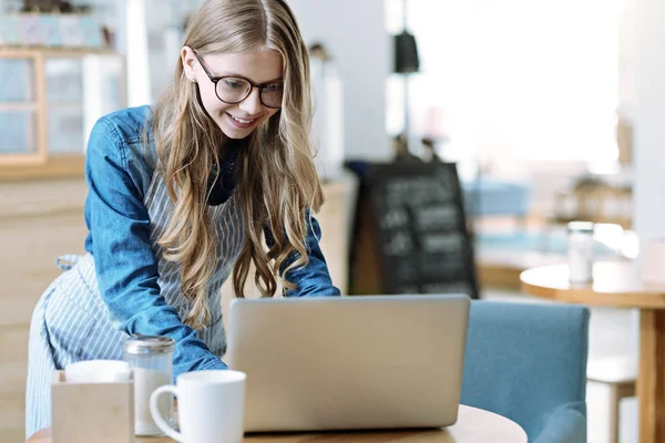 Positivo femmina felice che utilizzando il computer — Foto Stock