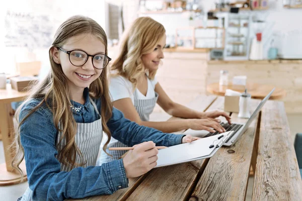 Güzel çocuk annesi iş yerinde yardım
