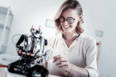 Mutlu genç kadın test robot