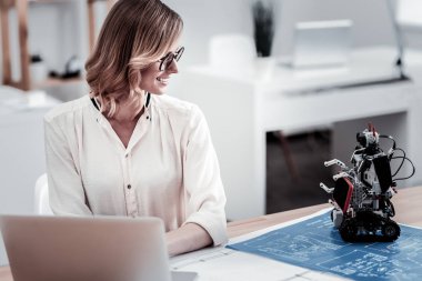 Kafasını çevirerek emin esmer kadın