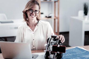 Doğruca kameraya bakarak büyüleyici kadın