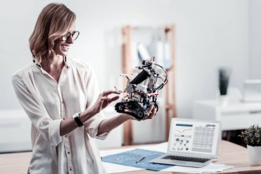 Neşeli mühendisi onun robot kontrol