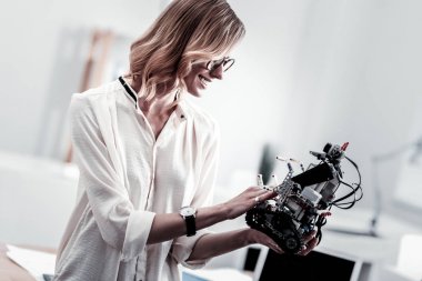 Neşeli kız onun buluşu incelenmesi