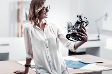 Mutlu genç kadın robot arıyor