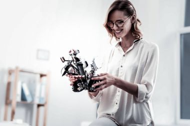 Neşeli kız tutmak küçük robot oyuncak