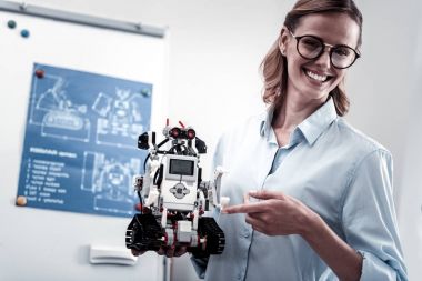 Mutlu erkek onun robot gösteren