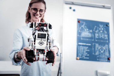 O kadın elinde olmak robot resim odaklı