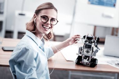 Mutlu erkek kameraya poz