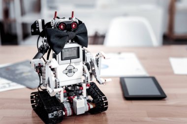 Kullanımda olan modern oyuncak fotoğraf kadar kapatın