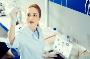 Kadın la çalışan test tüpü buğday örnek ile incelenmesi