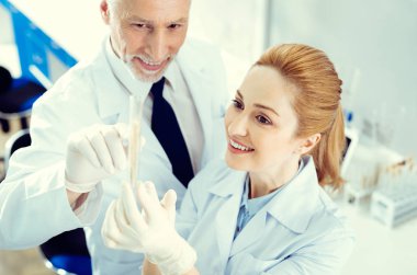 Olgun araştırmacılar örneği'bakarken gülen