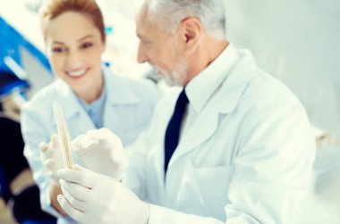 Laboratuvar çalışanları laboratuvar test örneğinde tartışıyor