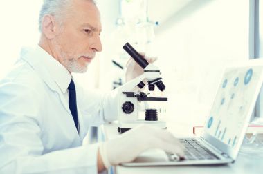 Bilim adamı araştırma laboratuvarı konsantre