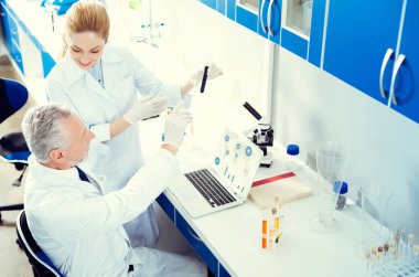 Gülümseyen statists kimyasal deneme sırasında danışmanlık