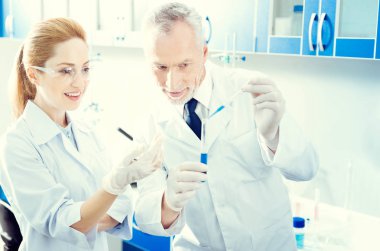 Olgun bilim adamı araştırma birlikte laboratuarda yaptığı