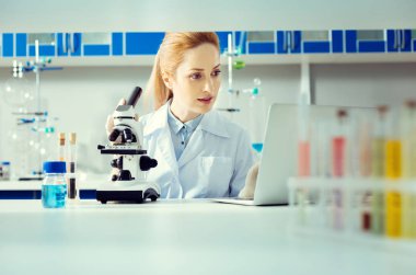 Laboratuvarda çalışan akıllı genç kadın