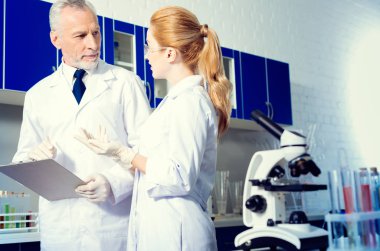 Samimi arkadaşları laboratuvarda sohbet