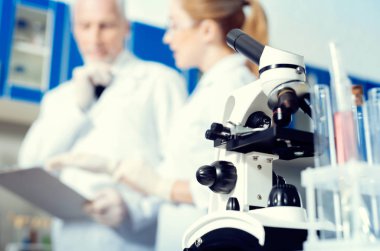 Laboratuar mikroskobu düşük açılı çekim